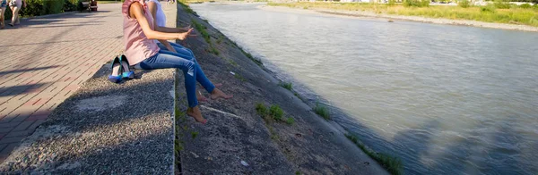 Twee Tiener Meisje Vrienden Zittend Helling Van Bypass Waterkanaal — Stockfoto