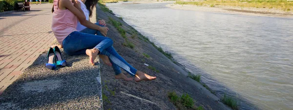 Duas Amigas Adolescentes Sentadas Encosta Canal Água Bypass — Fotografia de Stock