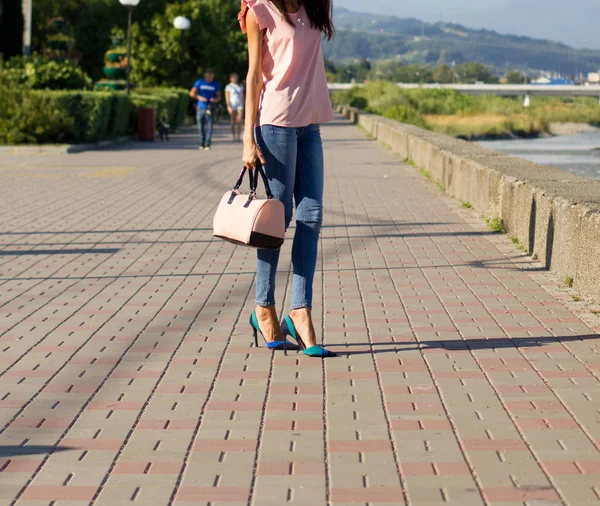 Mädchen Pinkfarbener Bluse Und Blauer Jeans Mit Handtasche Läuft Über — Stockfoto