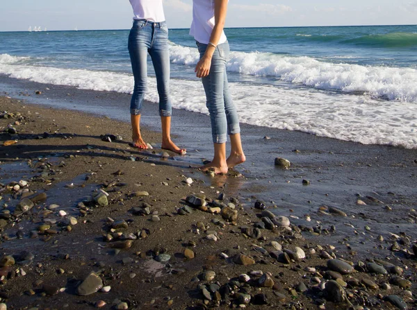Δύο φίλους του teen κορίτσι με τα πόδια στην παραλία — Φωτογραφία Αρχείου
