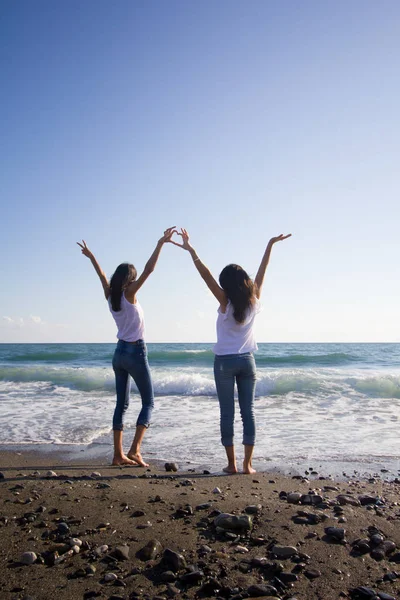 Két tini lány barátok séta a tengerparton — Stock Fotó
