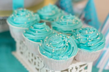 Çocukların doğum günü pastaları şenlik masasında.