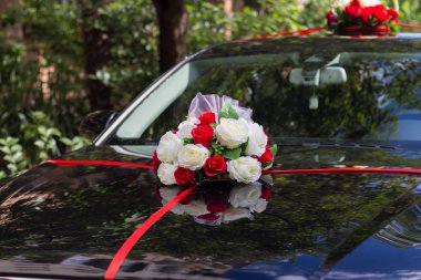 çiçeklerle süslenmiş siyah düğün araba