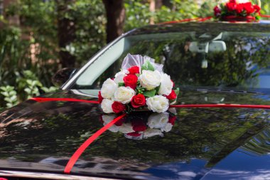 çiçeklerle süslenmiş siyah düğün araba