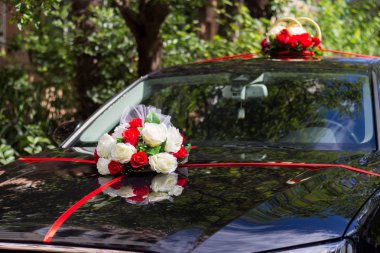 çiçeklerle süslenmiş siyah düğün araba