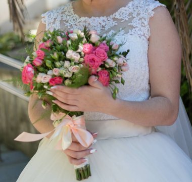 Düğün buketi olan gelin.