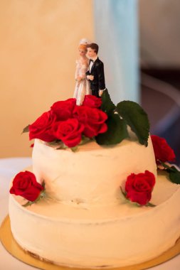 Bir şenlikte bir restoranda özgün düğün pastası