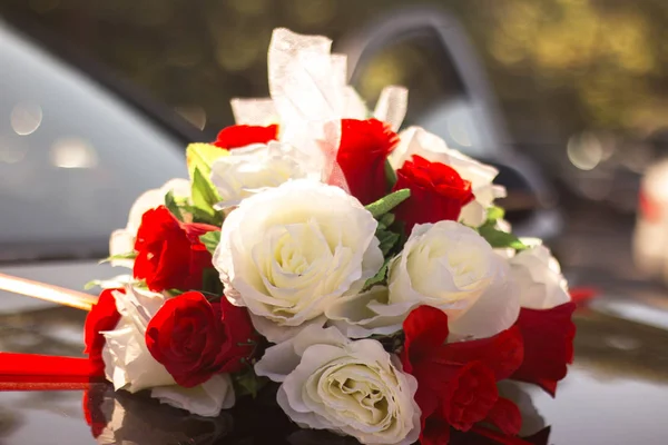 Schwarzes Hochzeitsauto Mit Blumen Geschmückt — Stockfoto