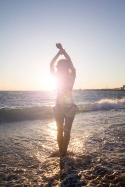 Gün batımında sahilde bir kız