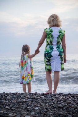 Anne ve kızı Plajda duruyoruz