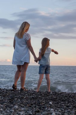 Anne ve kızı Plajda duruyoruz