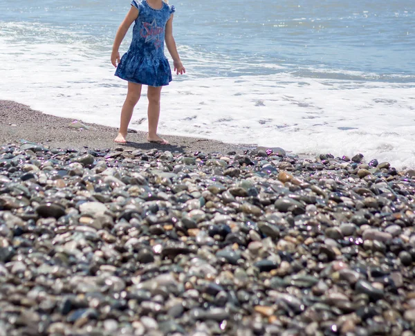 Little Girl Walks Sea — Stock Photo, Image