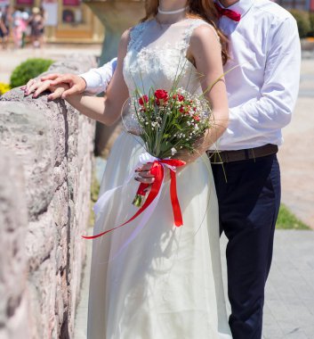 Gelin ve Damat Düğün buket gül tutan
