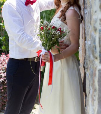 Gelin ve Damat Düğün buket gül tutan