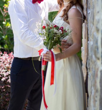 Gelin ve Damat Düğün buket gül tutan