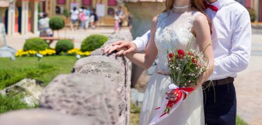 Gelin ve Damat Düğün buket gül tutan