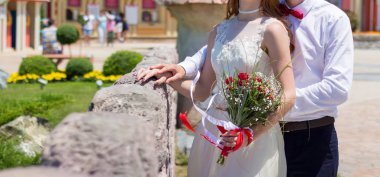 Gelin ve Damat Düğün buket gül tutan