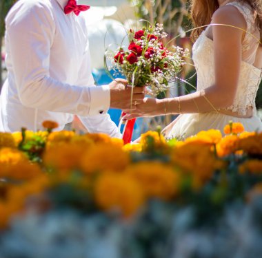 Gelin ve Damat Düğün buket gül tutan