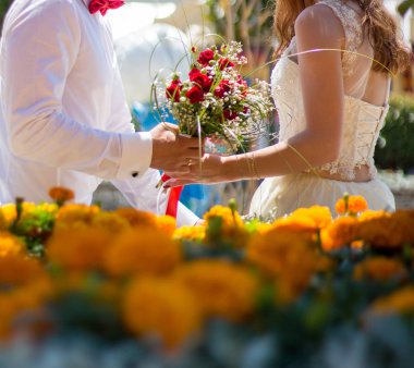 Gelin ve Damat Düğün buket gül tutan