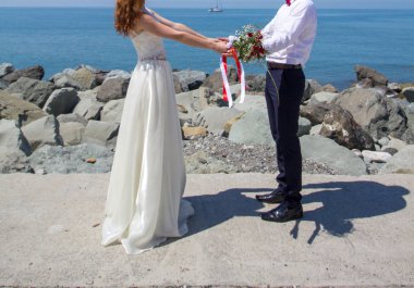 Gelin ve Damat Düğün buket gül tutan