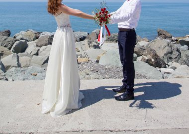 Gelin ve Damat Düğün buket gül tutan