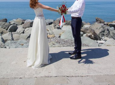 Gelin ve Damat Düğün buket gül tutan