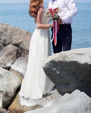 Gelin ve Damat Düğün buket gül tutan