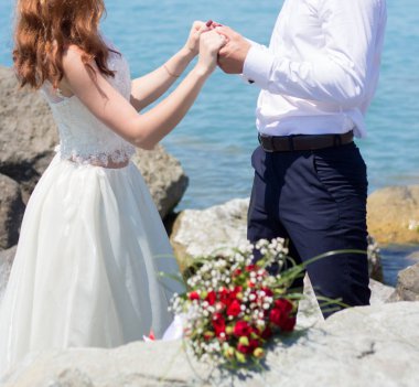 Sahilde evlenen çift.