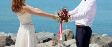 Gelin ve Damat Düğün buket gül tutan