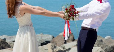 Gelin ve Damat Düğün buket gül tutan