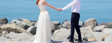 Sahilde evlenen çift.