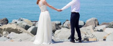 Sahilde evlenen çift.