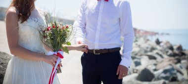 Gelin ve Damat Düğün buket gül tutan