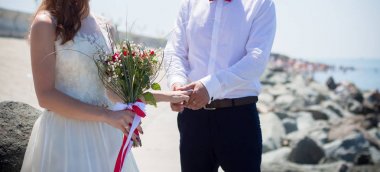 Gelin ve Damat Düğün buket gül tutan