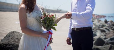 Gelin ve Damat Düğün buket gül tutan