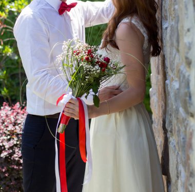 Gelin ve Damat Düğün buket gül tutan