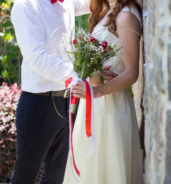 Noiva Noivo Segurando Buquê Casamento Com Rosas — Fotografia de Stock