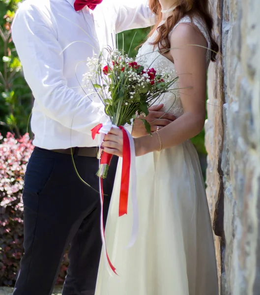 Nevěsta Ženich Drží Svatební Kytice Růží — Stock fotografie