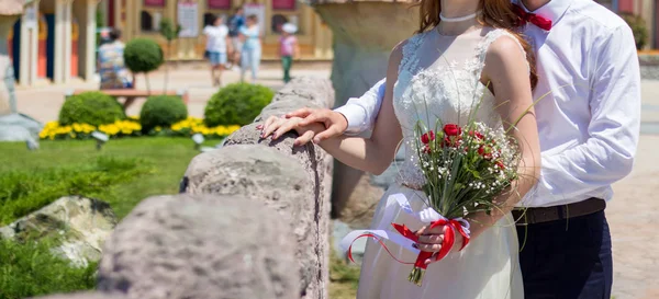 Noiva Noivo Segurando Buquê Casamento Com Rosas — Fotografia de Stock