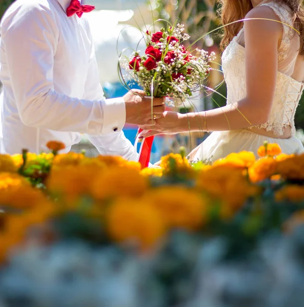 Novia Novio Celebrando Ramo Bodas Con Rosas —  Fotos de Stock