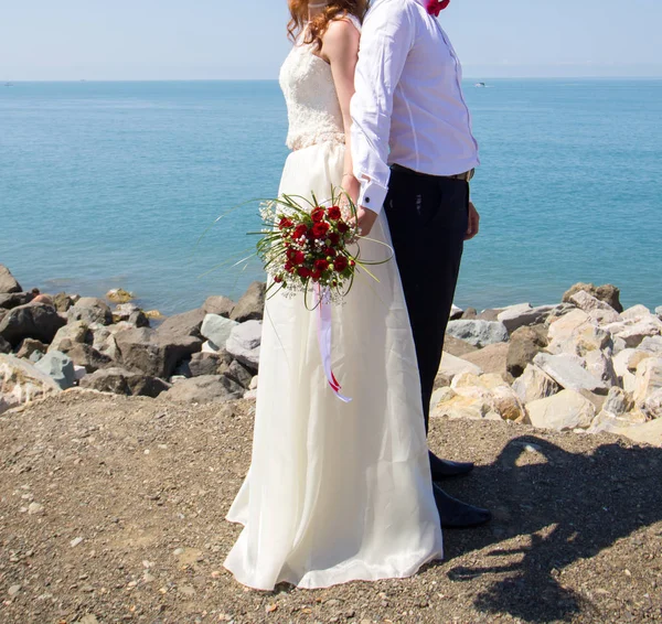 Sposa Sposo Possesso Bouquet Sposa Con Rose — Foto Stock