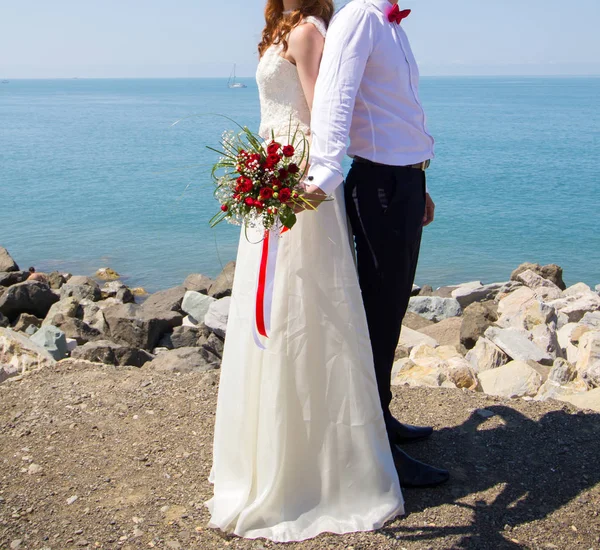 Novia Novio Celebrando Ramo Bodas Con Rosas — Foto de Stock