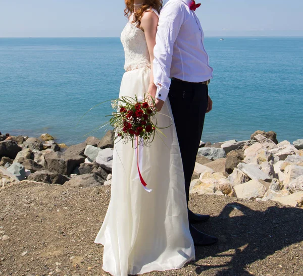 Gelin ve Damat Düğün buket gül tutan