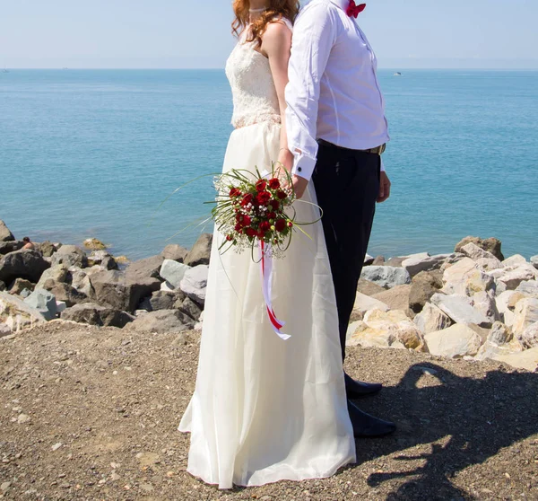 Gelin ve Damat Düğün buket gül tutan