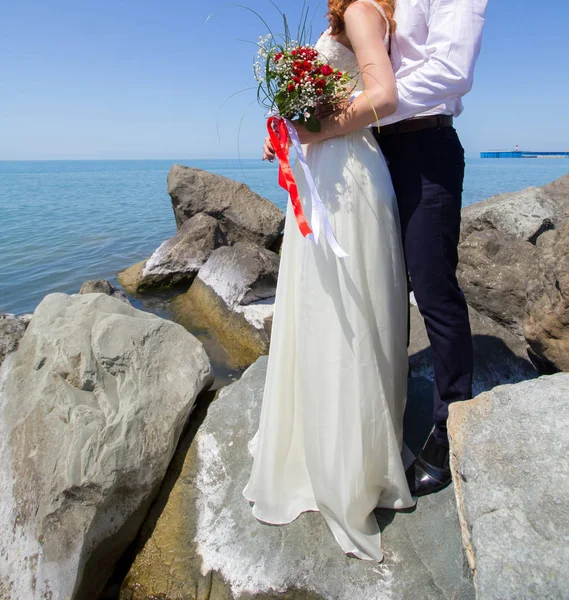 Gelin ve Damat Düğün buket gül tutan