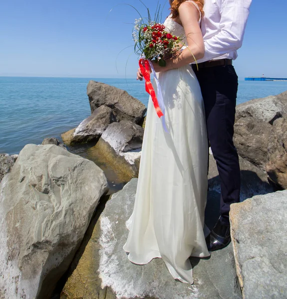 Gelin ve Damat Düğün buket gül tutan