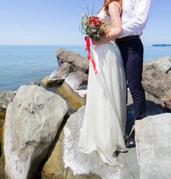 Braut Und Bräutigam Halten Brautstrauß Mit Rosen — Stockfoto