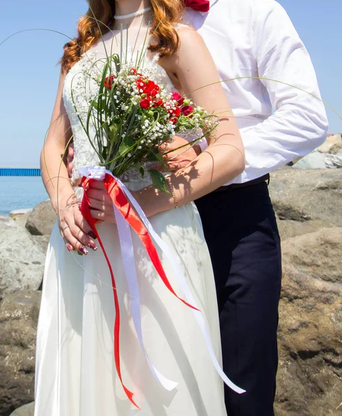Nevěsta Ženich Drží Svatební Kytice Růží — Stock fotografie