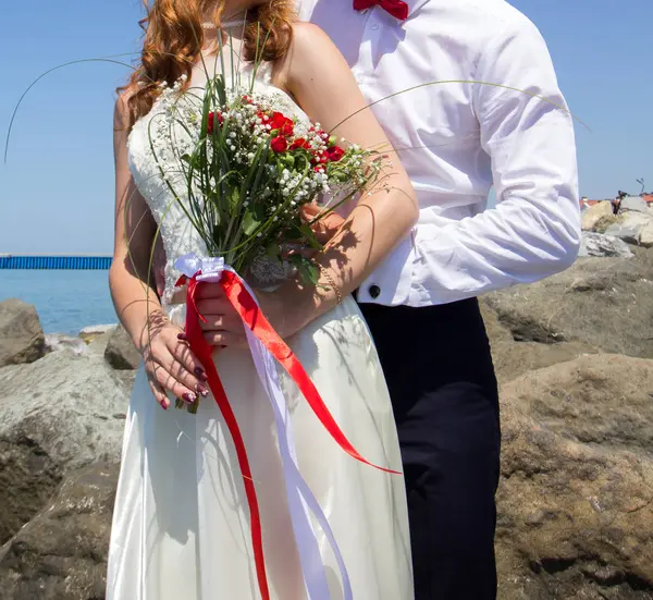 Novia Novio Celebrando Ramo Bodas Con Rosas —  Fotos de Stock