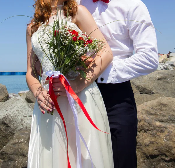 Novia Novio Celebrando Ramo Bodas Con Rosas —  Fotos de Stock